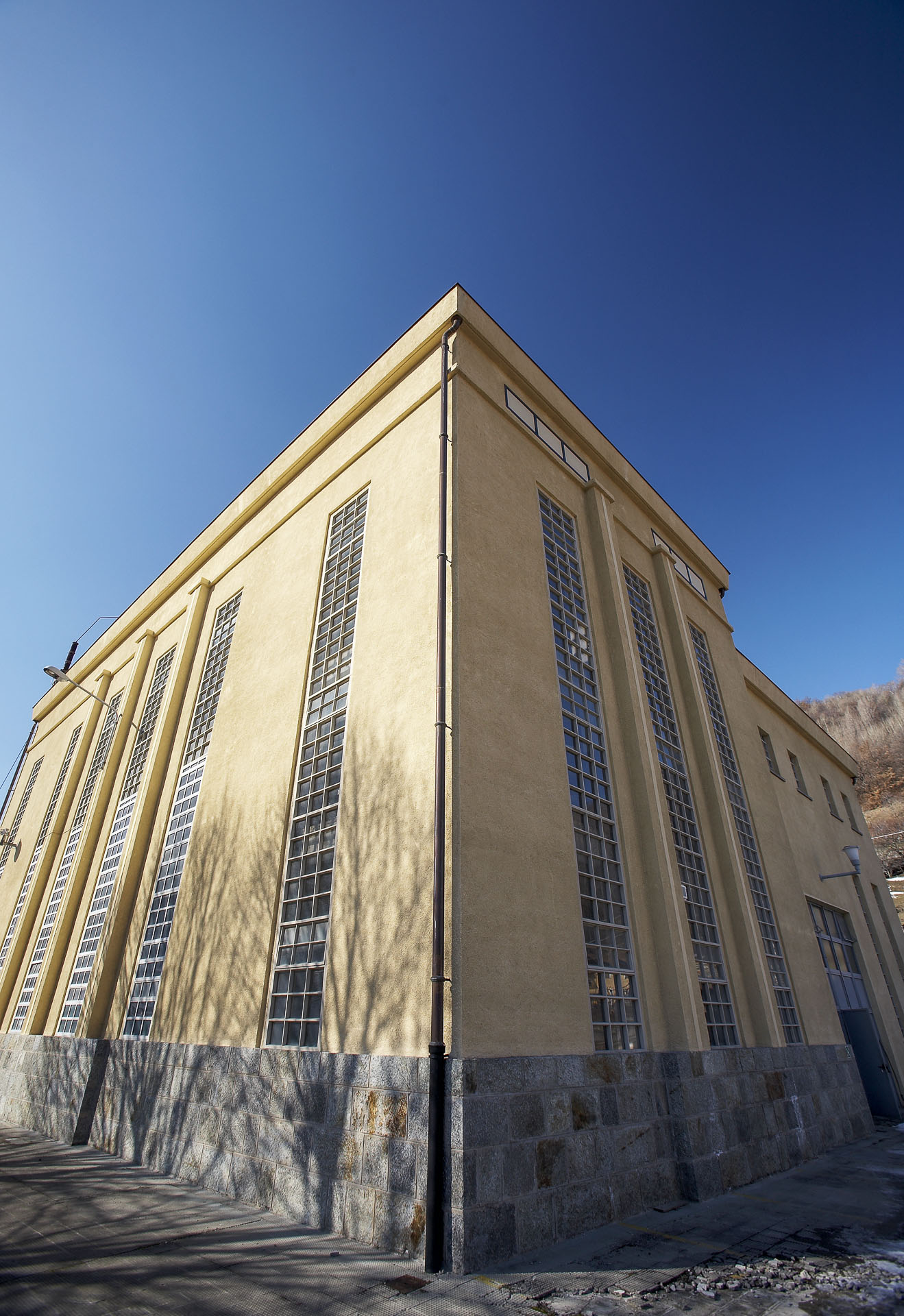 Esterno Centrale produzione energia idroelettrica rinnovabile Signayes CVA